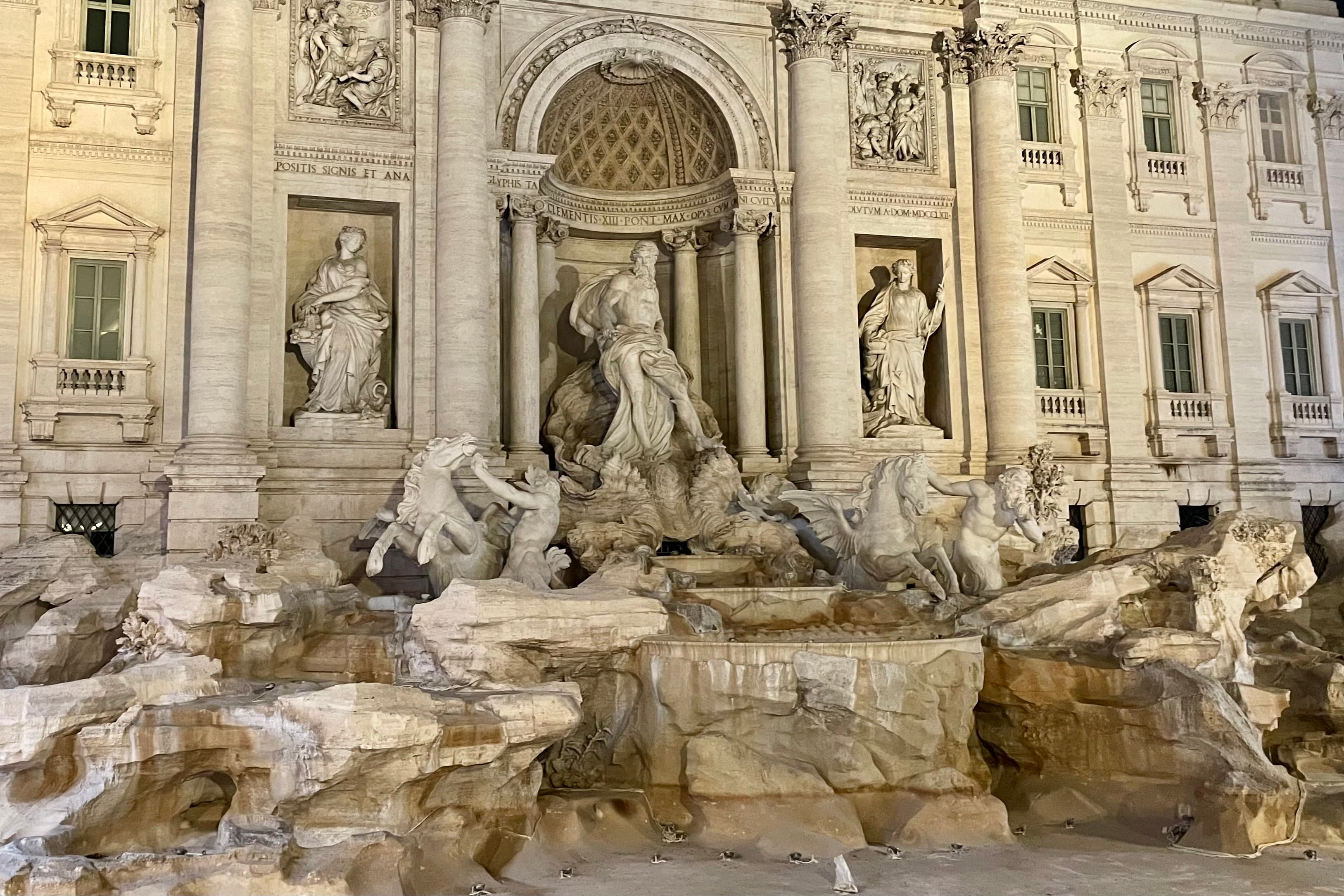 Trevi-Brunnen ohne Wasser