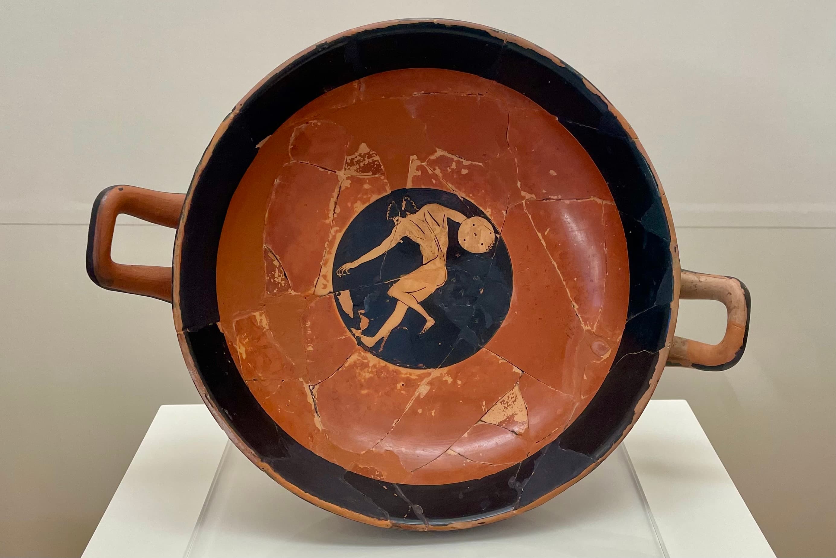 Eine Schale mit Diskuswerfer