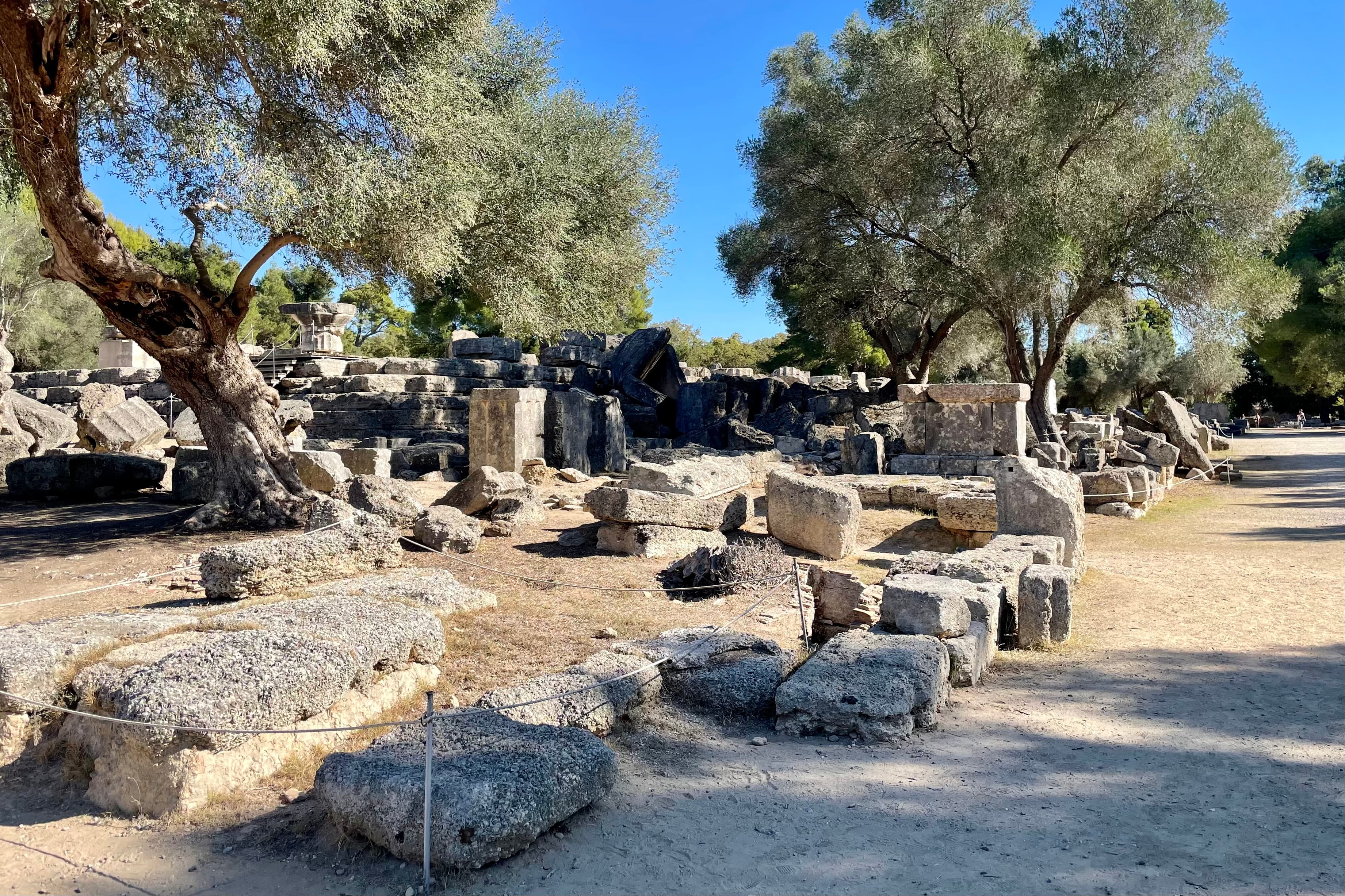 Die Ruinen zwischen Olivenbäumen