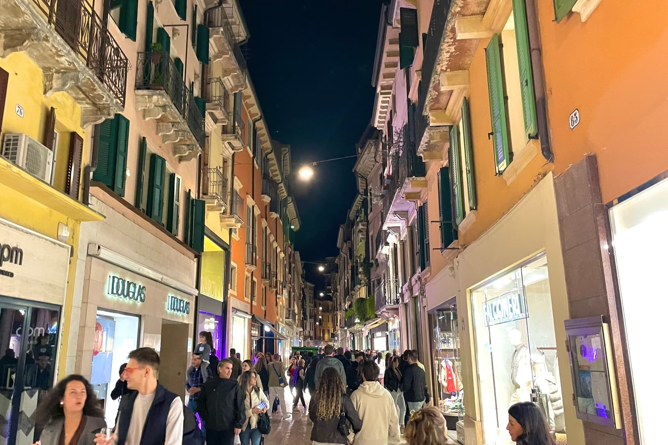 Belebte Gasse mit bunten Hausfassaden<br>