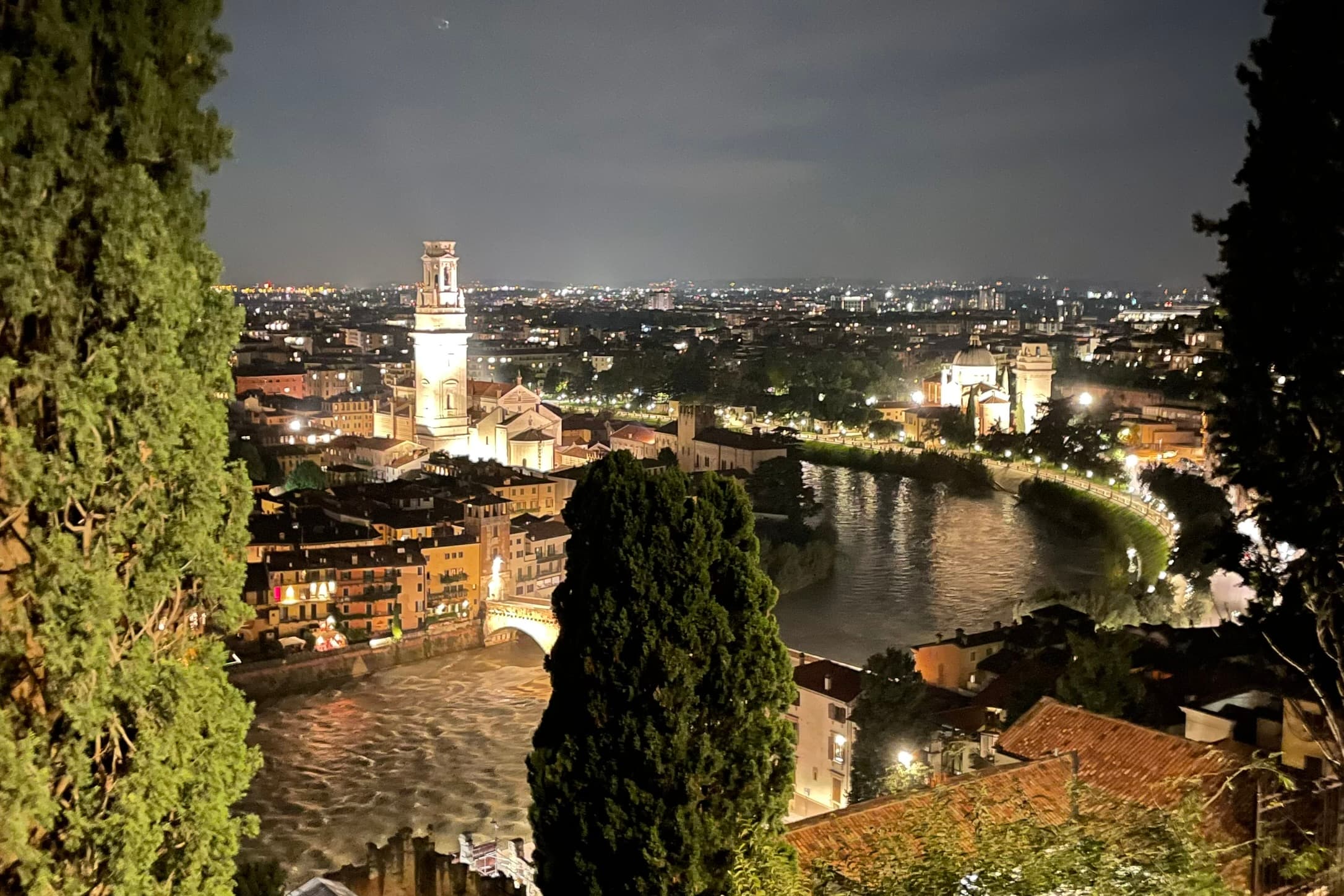 Verona bei Nacht von Castel San Pietro<br>