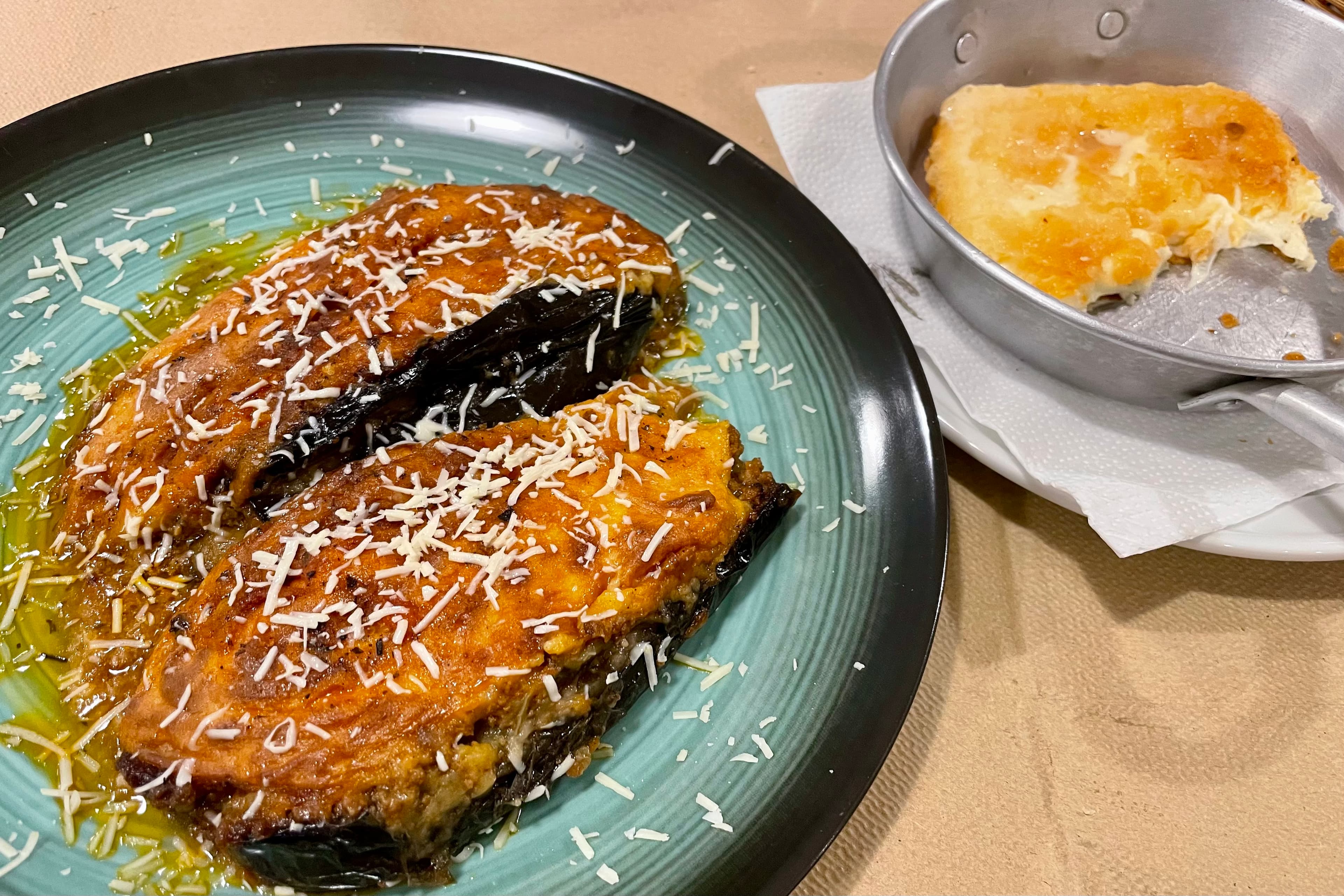 Papoutsakia und Saganaki