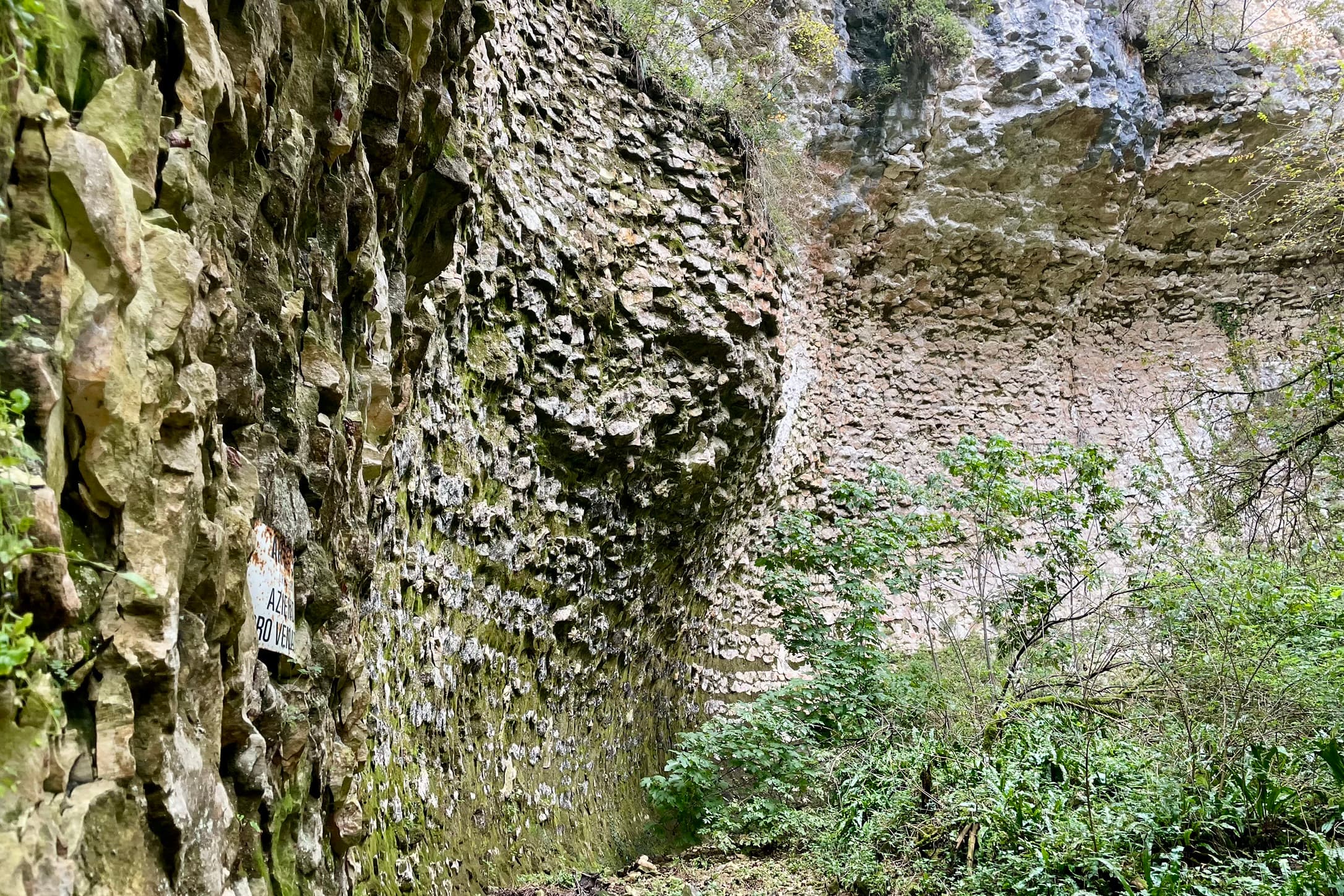 Steile Felswände<br>