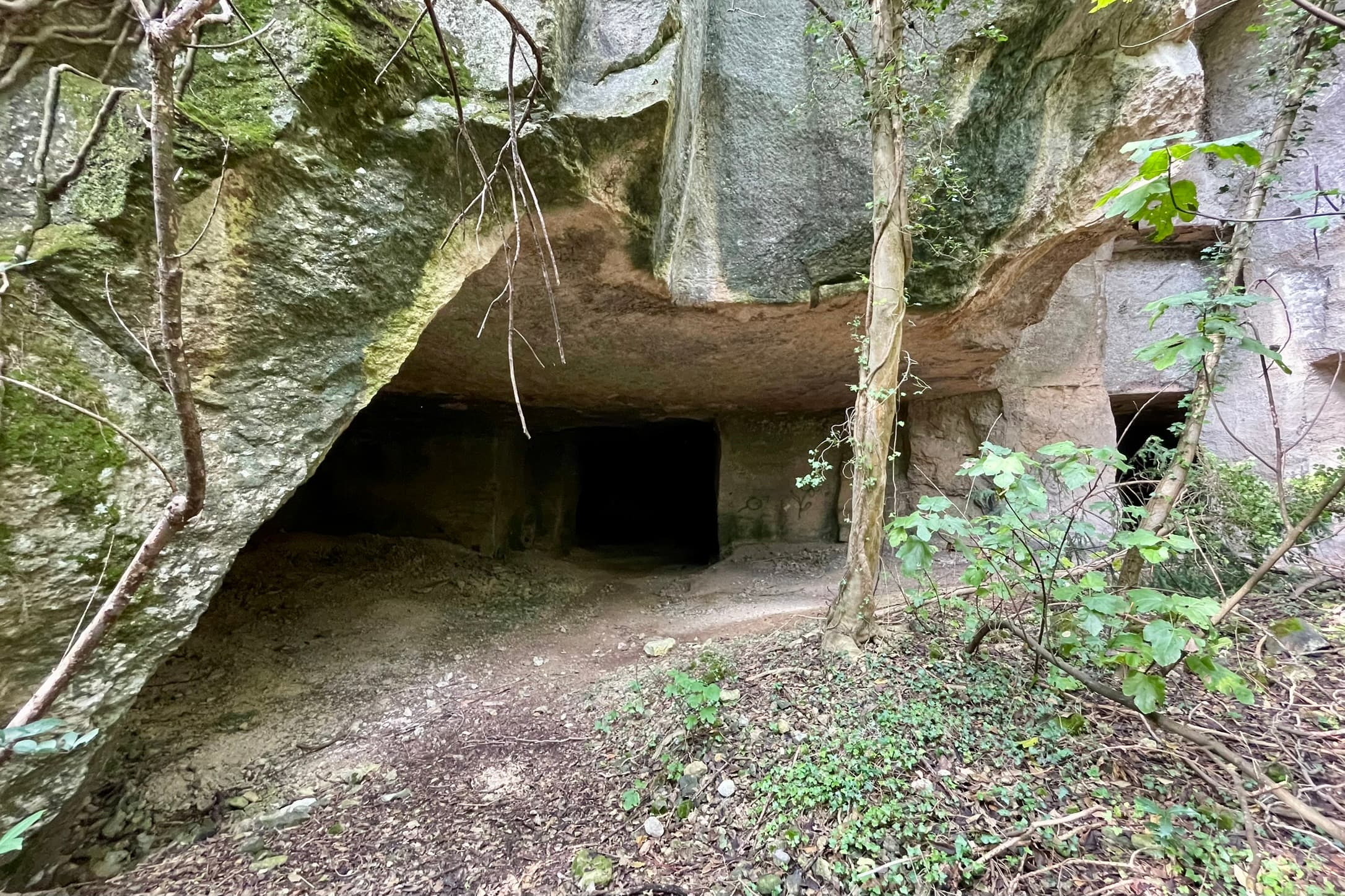 Höhlen in den Felsen<br>