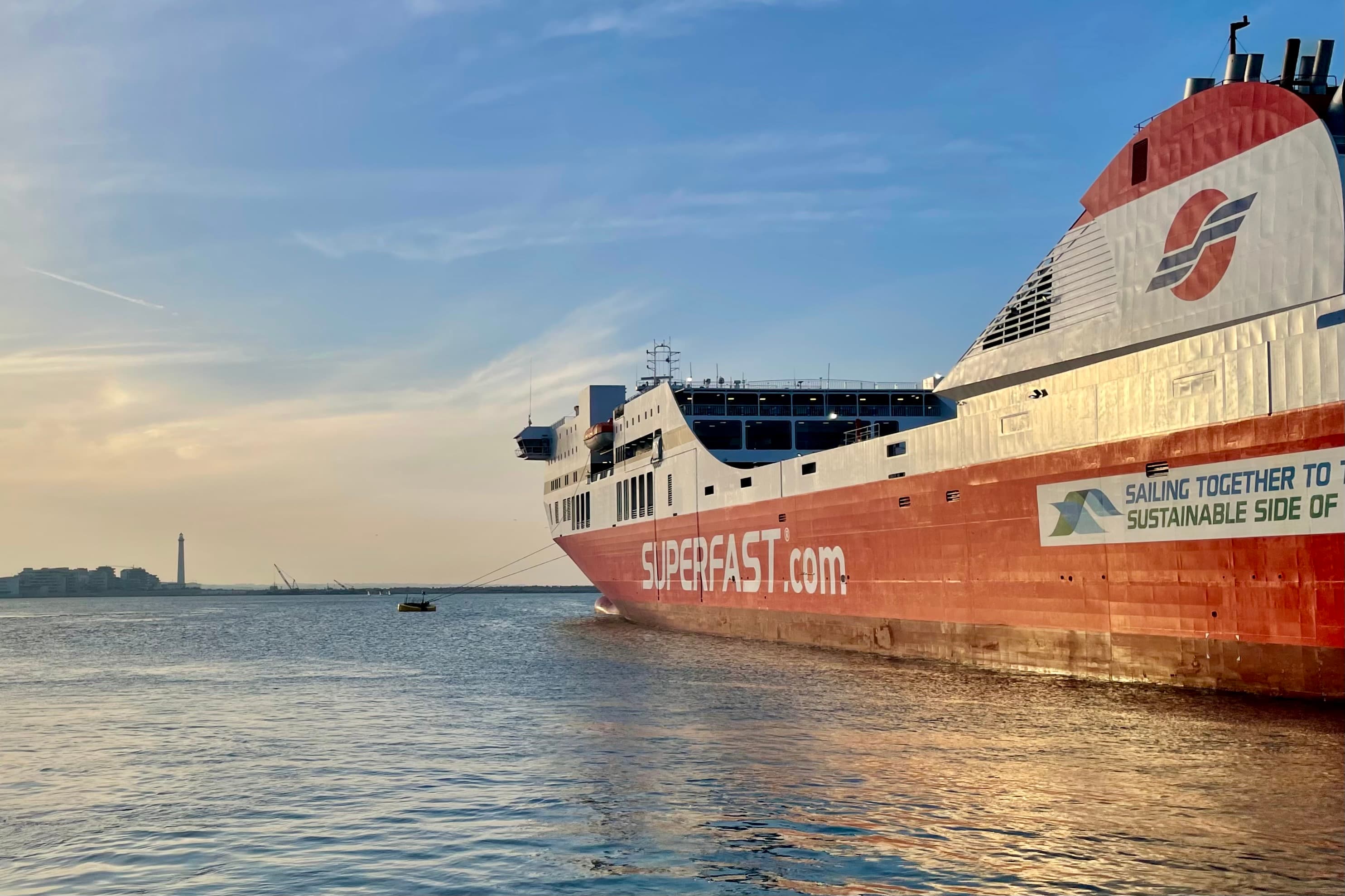 Die Fähre im Hafen von Bari