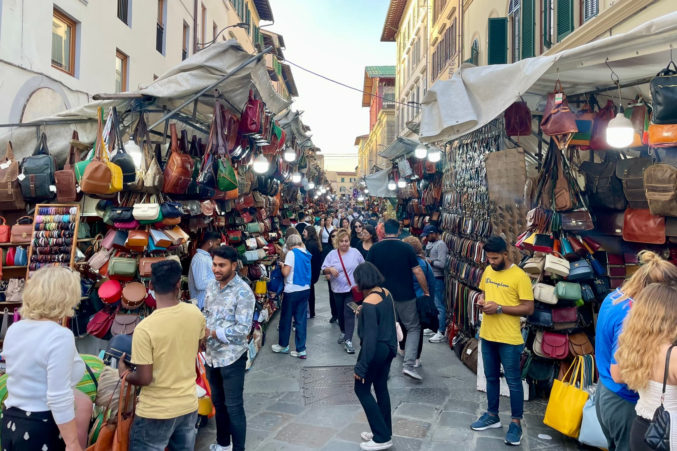 Eine Straße voller Handtaschen<br>